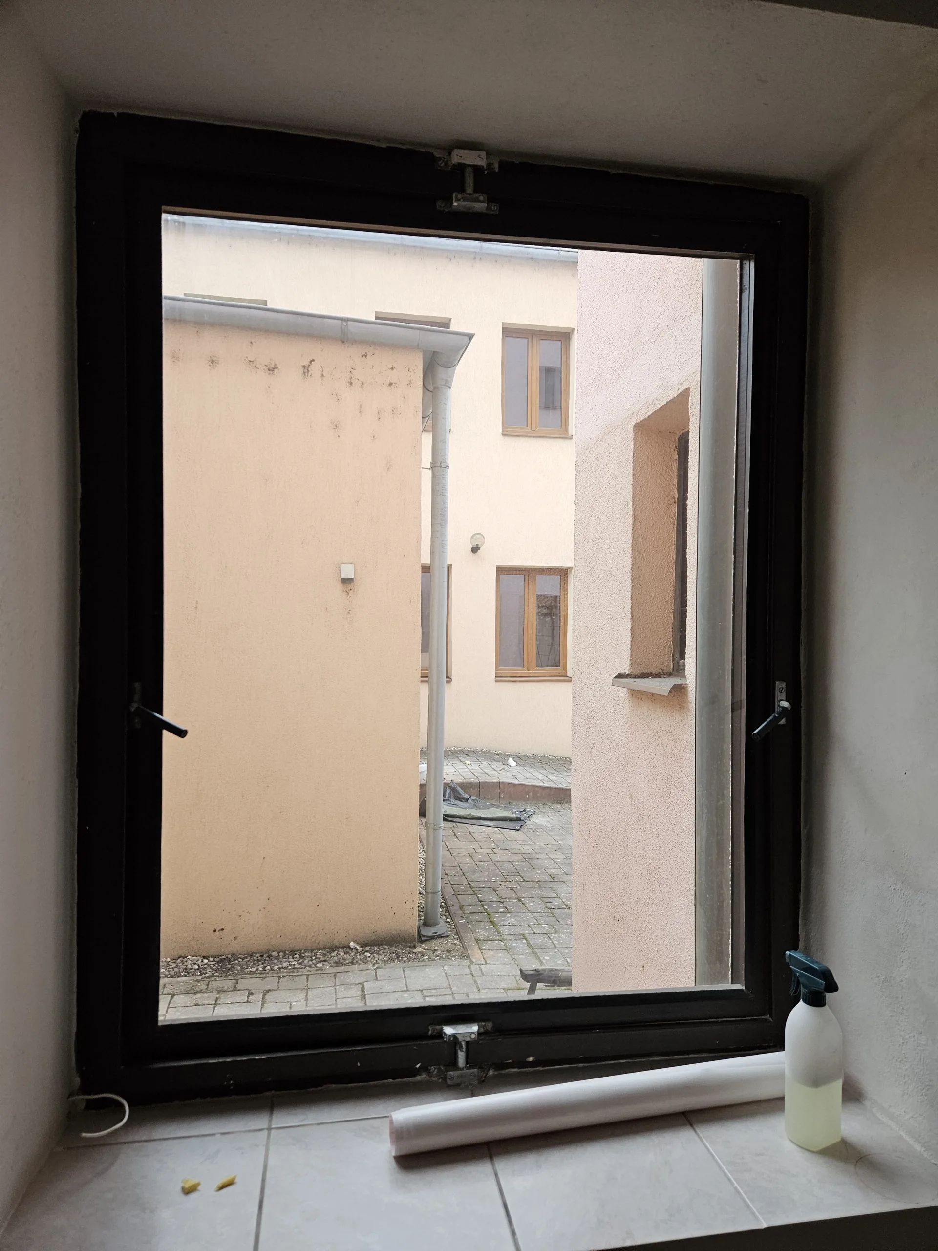 Průsvitná samolepka